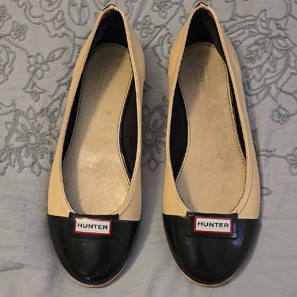 Hunter Women's Black and Cream Flats Rain shoes